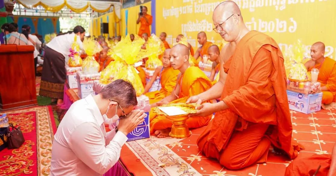 ព្រះសង្ឃ និងប្រជាពលរដ្ឋចំនួន ៤៥០អង្គ/នាក់ នៅវត្តភ្នំកំប៉ូត ទទួលបាបទេយ្យវត្ថុ និងបណ្ណសរសើរ