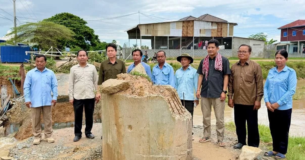 ក្រុមការងារ បានអញ្ជើញចុះពិនិត្យស្ពានឆ្លងប្រឡាយមេរលាំងជ្រៃខាងត្បូង នៅចំណុចភូមិសាស្ត្រឃុំស្នំក្រពើ និងឃុំព្រៃវិហារ ស្រុកគងពិសី