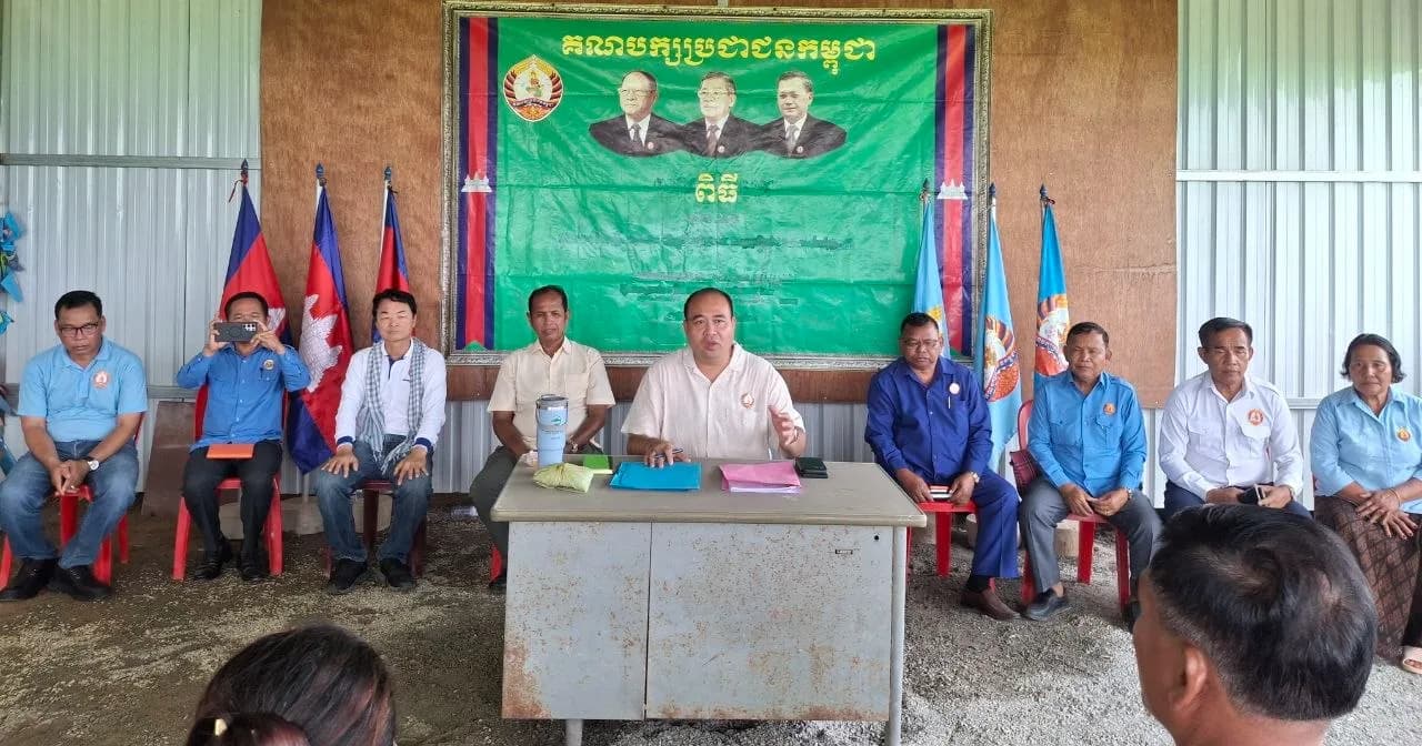 ក្រុមការងារចុះមូលដ្ឋានឃុំស្រង់ បើកកិច្ចប្រជុំបូកសរុបការងារប្រចាំខែ និងទទួលបានថវិកាឧបត្ថម្ភសាងសង់របងស្នាក់ការឃុំ